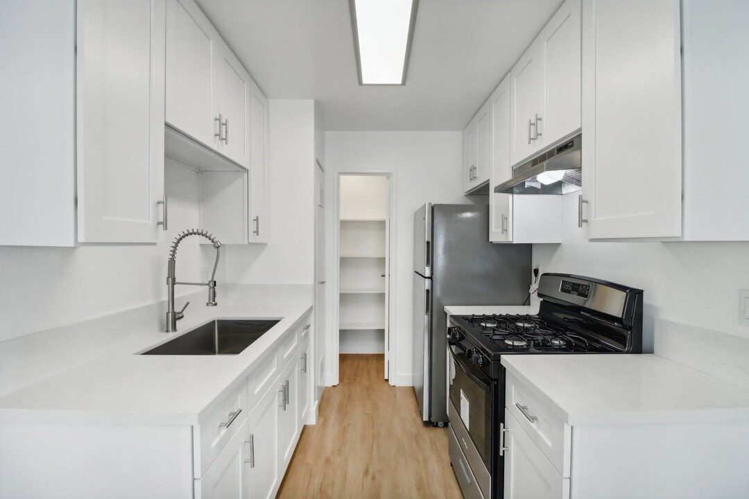 Valle at Mission in Escondido, CA - Building Photo