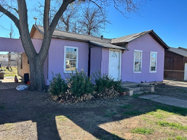 property at 903 W 8th St