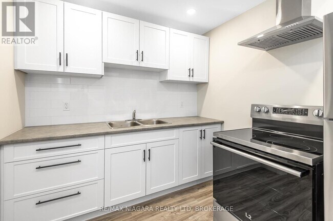 264 West St in Port Colborne, ON - Building Photo - Building Photo