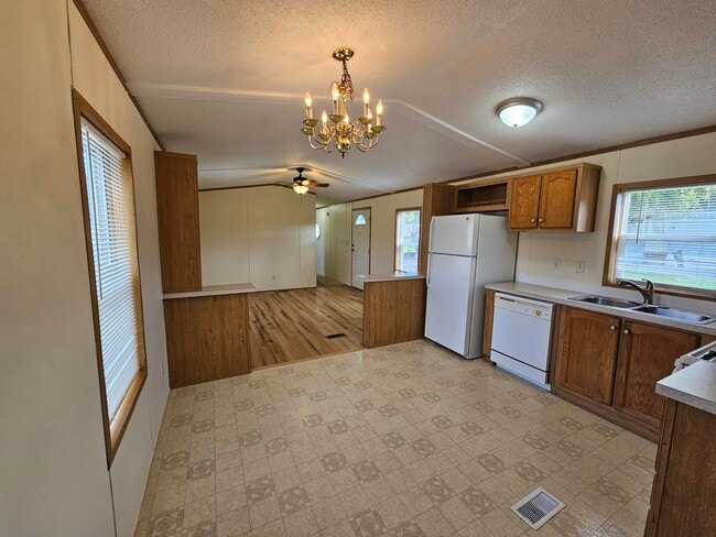 208 Maverick Ln in Utica, NY - Foto de edificio - Building Photo