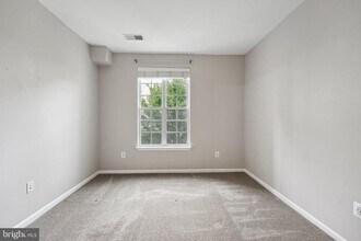 21216 McFadden Square in Sterling, VA - Building Photo - Building Photo