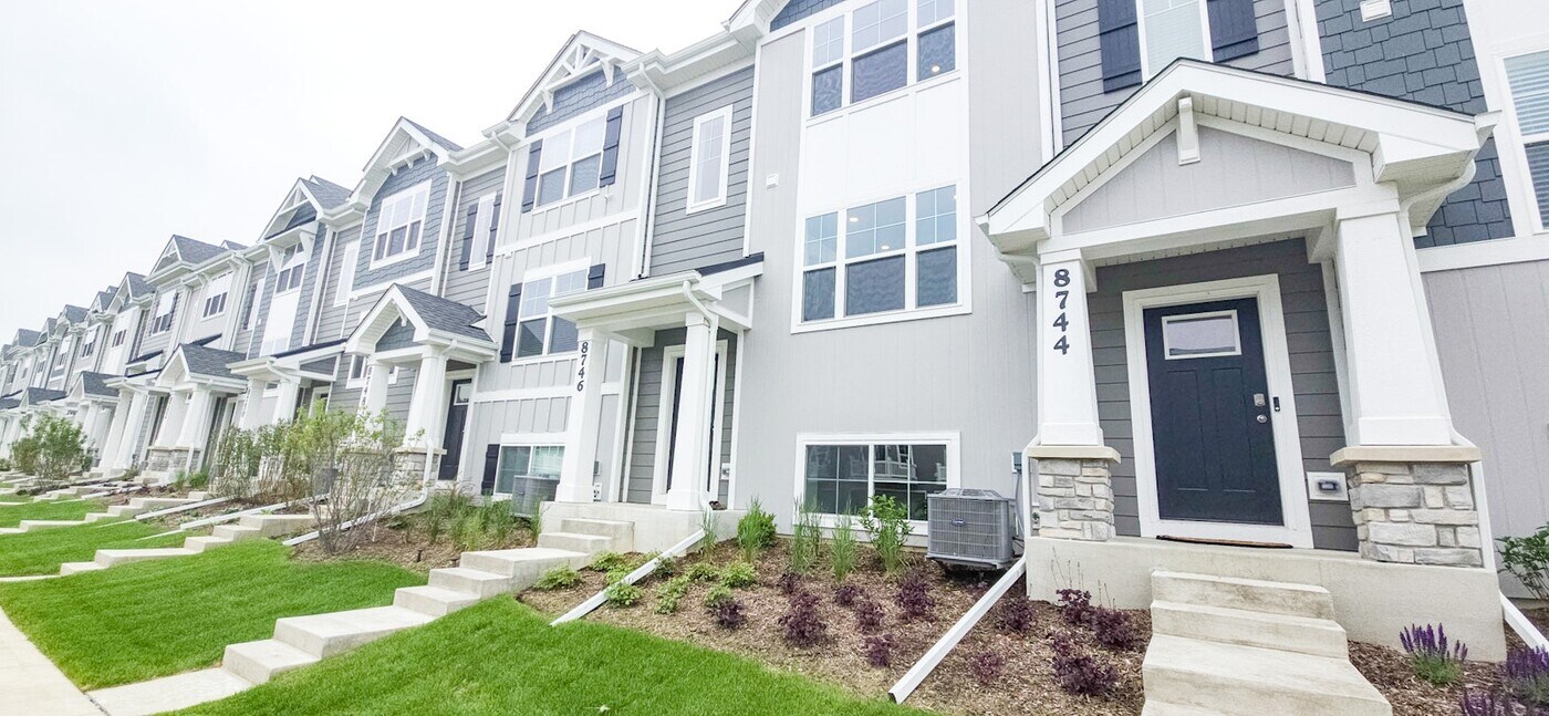 8746 Clover Ln in Saint John, IN - Building Photo