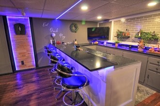 12049 W Grange Ave, Unit 1BR in Hales Corners, WI - Foto de edificio - Building Photo