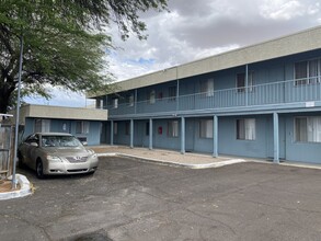 Executive Apartments in Tucson, AZ - Building Photo - Building Photo