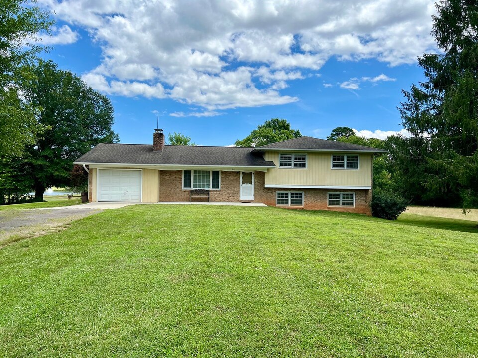 500 Brickyard Rd in Etowah, NC - Building Photo