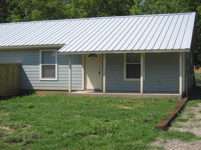 701 SE 4th St, Unit B in Smithville, TX - Building Photo
