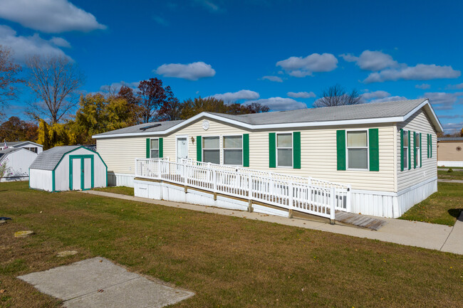 Channel View in Clay, MI - Foto de edificio - Building Photo