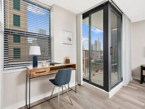 70 W Huron St in Chicago, IL - Foto de edificio - Building Photo