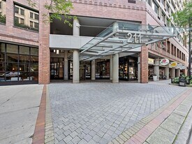 211 E Ohio St in Chicago, IL - Building Photo