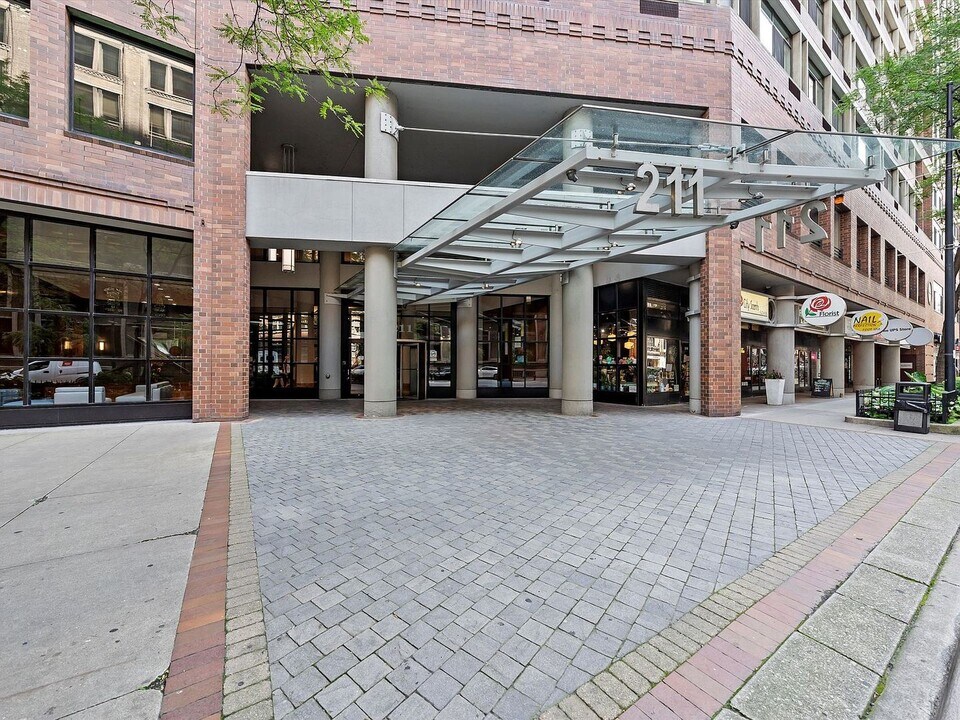 211 E Ohio St in Chicago, IL - Building Photo