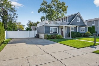 120 Evelyn Ave in North Hempstead, NY - Building Photo - Building Photo