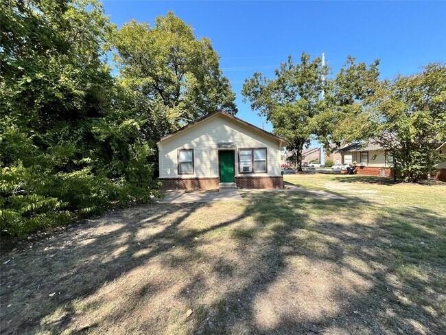 519 W Collins St in Denton, TX - Building Photo - Building Photo