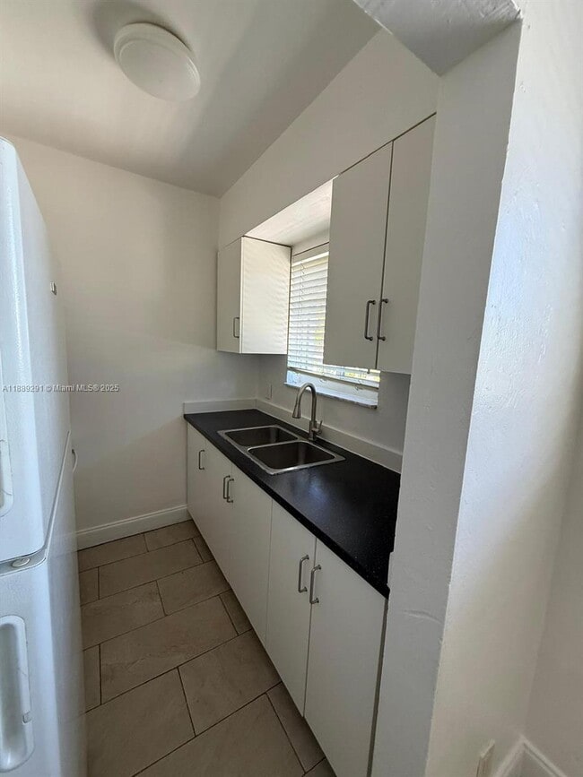 7155 Rue Notre Dame in Miami Beach, FL - Building Photo - Building Photo