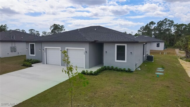 1264 Milwaukee Blvd in Lehigh Acres, FL - Building Photo - Building Photo