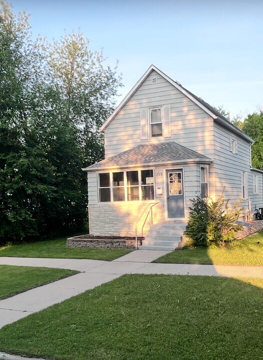 815 1st Ave NE, Unit Main Floor in East Grand Forks, MN - Building Photo