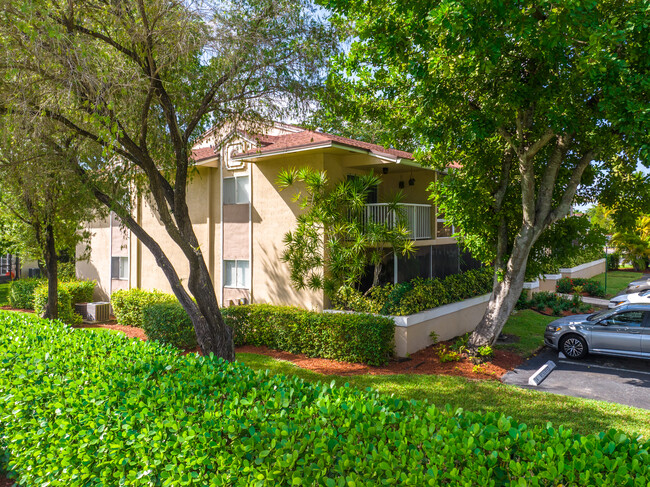 Village of Doral Place in Miami, FL - Foto de edificio - Building Photo