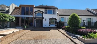 5141 Del Monte Dr in Houston, TX - Building Photo