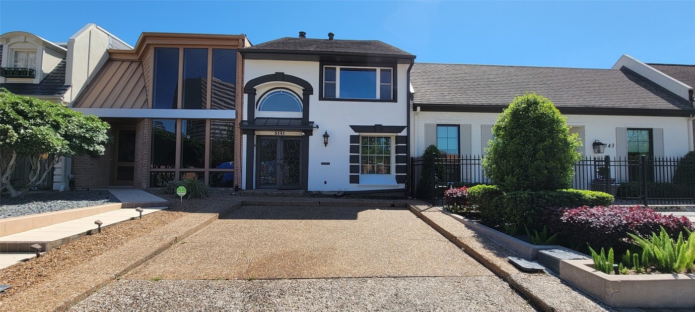 5141 Del Monte Dr in Houston, TX - Building Photo