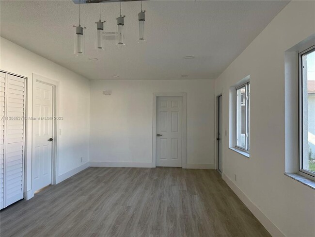 6117 SW 48th Ct in Davie, FL - Foto de edificio - Building Photo