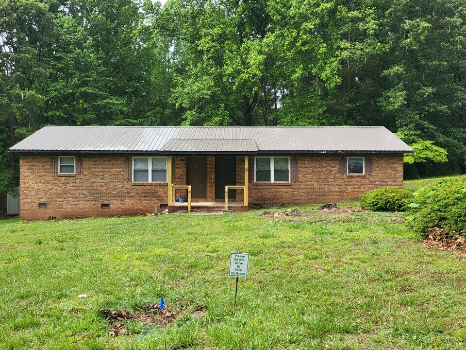 3373 Loop Rd in Lincolnton, NC - Foto de edificio