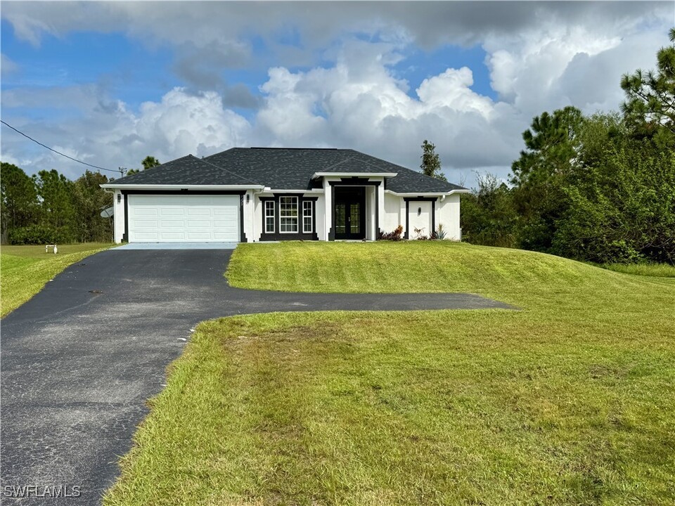 3335 43rd Ave NE in Naples, FL - Building Photo