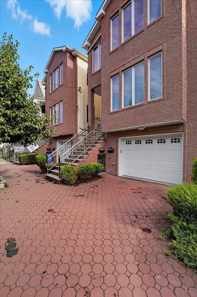 108 Kearney Ave in Jersey City, NJ - Building Photo - Building Photo