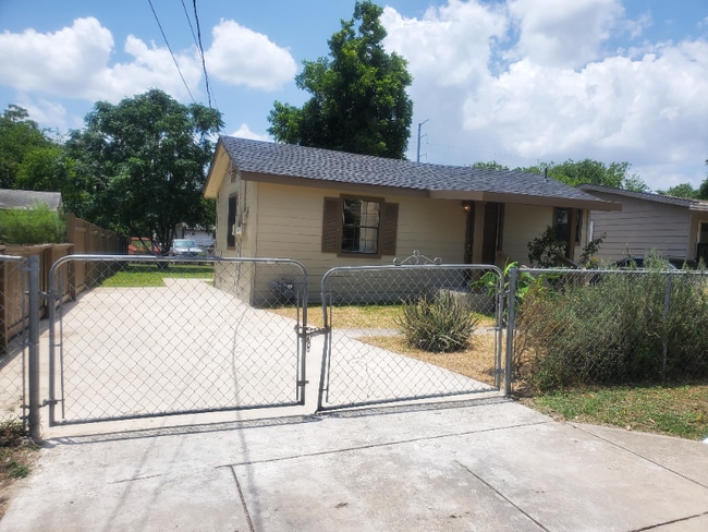 1822 Hays St in San Antonio, TX - Foto de edificio - Building Photo