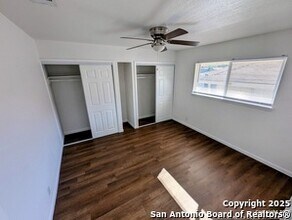 953 Serenade Dr in San Antonio, TX - Foto de edificio - Building Photo