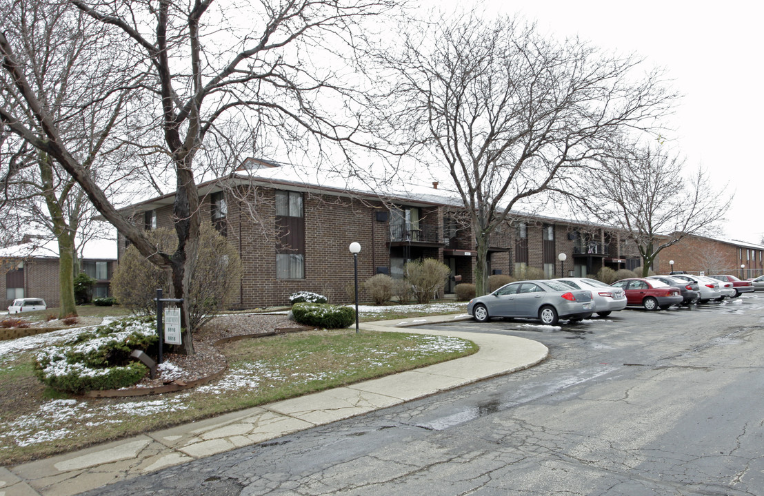 Monticello Apartments in Kenosha, WI - Building Photo