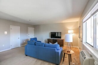 8 Lakeview Gardens in Natick, MA - Foto de edificio - Building Photo