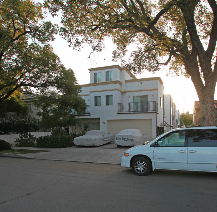 320 W Valencia Ave in Burbank, CA - Foto de edificio