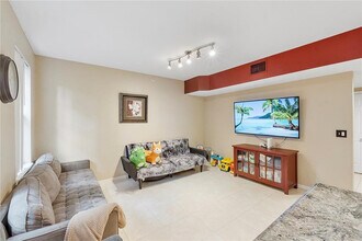 6926 W Sample Rd in Coral Springs, FL - Building Photo - Building Photo