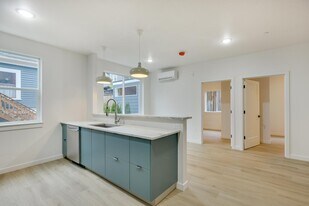 2071 NE Davis St in Portland, OR - Building Photo