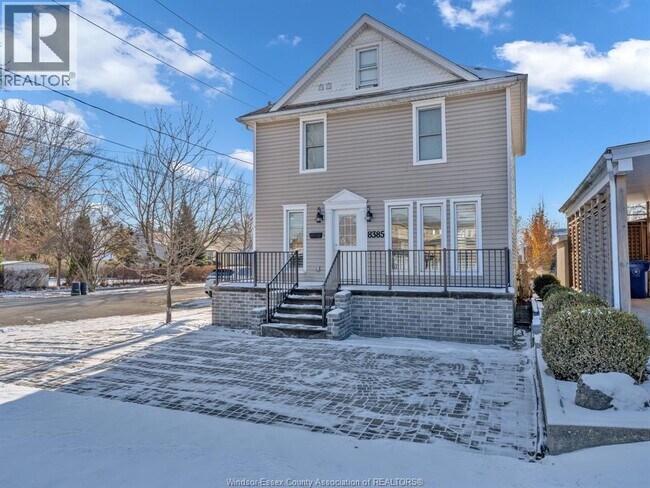 8385 Riverside Dr E in Windsor, ON - Building Photo - Building Photo