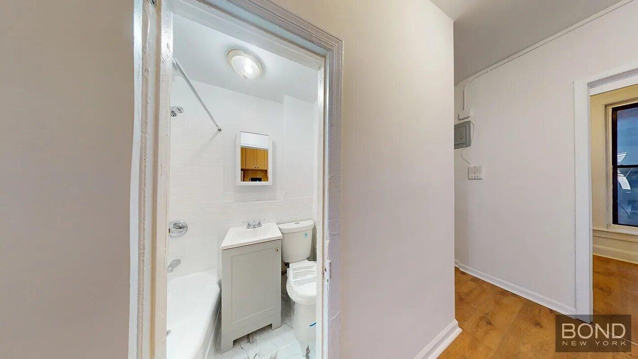 588 Amsterdam Ave in New York, NY - Building Photo