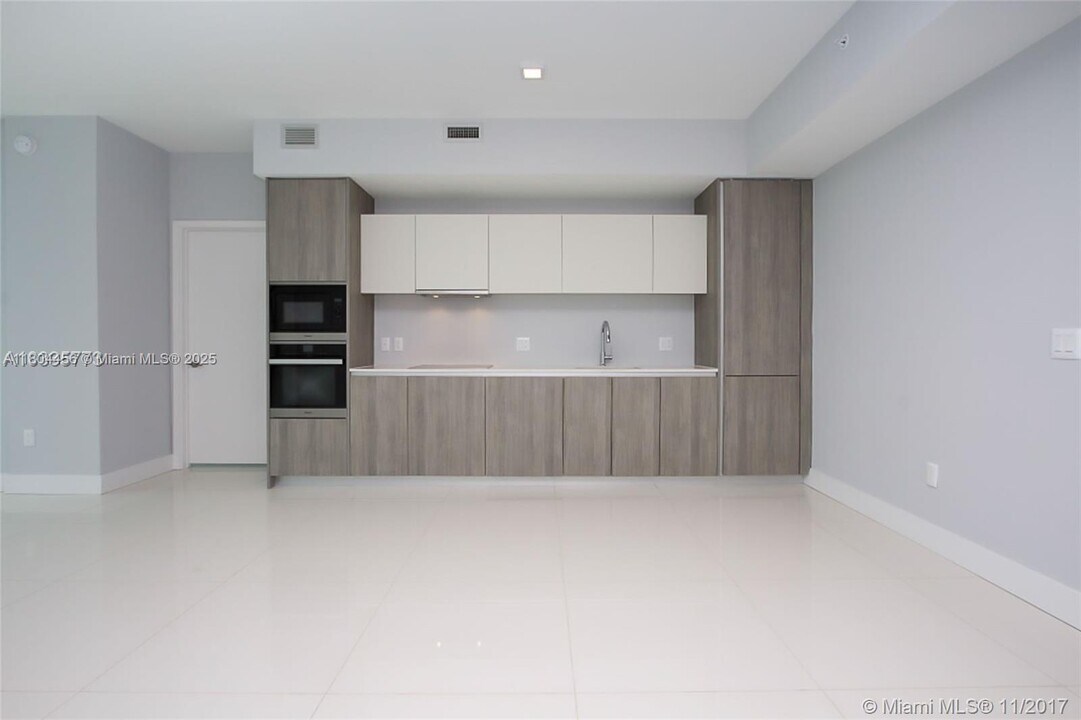 2900 NE 7th Ave, Unit 1404 in Miami, FL - Building Photo