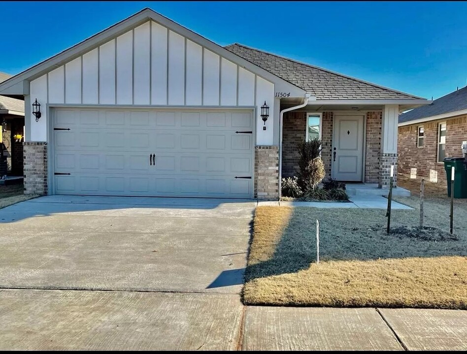 11504 SW 8th Cir in Yukon, OK - Building Photo