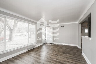 8520 Jacklin Ave in Hazelwood, MO - Foto de edificio - Building Photo