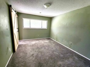 43757 Albeck Ave in Lancaster, CA - Foto de edificio - Building Photo