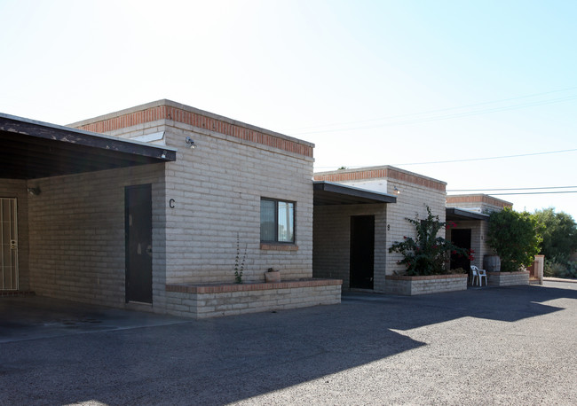 2538 N Forgeus Ave in Tucson, AZ - Foto de edificio - Building Photo