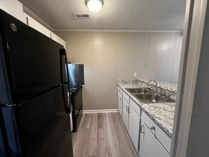 5874-F Century Oaks Dr in Fayetteville, NC - Building Photo - Building Photo