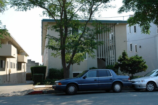 22 Highland Ave in Burlingame, CA - Foto de edificio - Building Photo