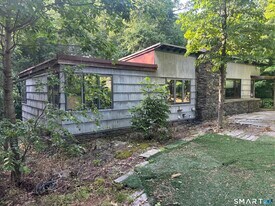 136 Forest Rd in Milford, CT - Building Photo