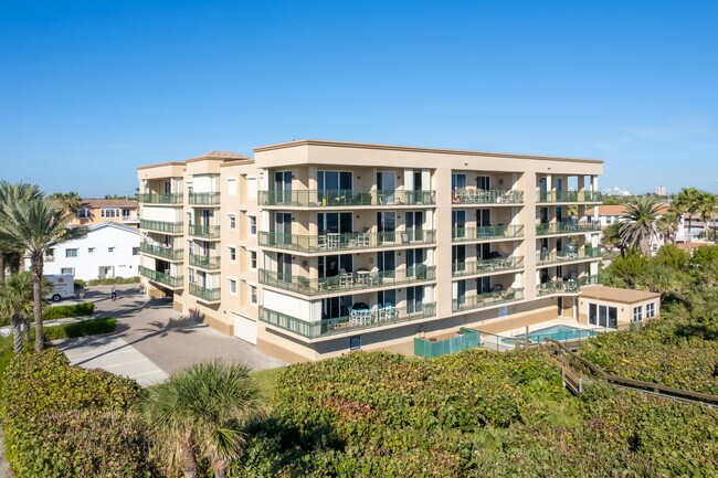 CAPE CLUB CONDO in Cape Canaveral, FL - Foto de edificio - Building Photo