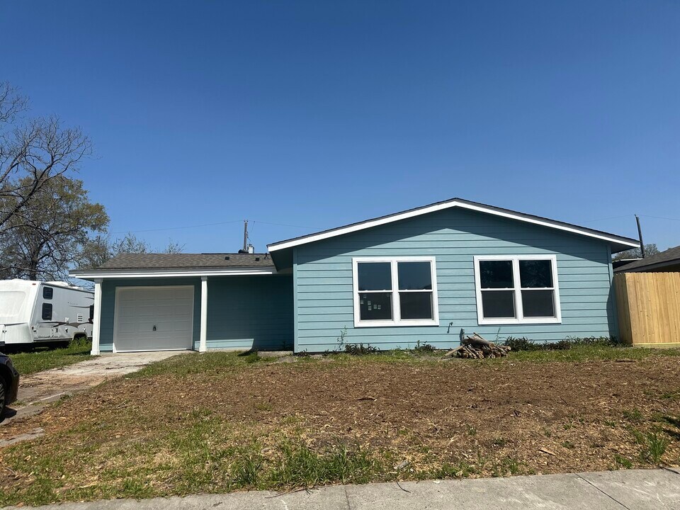 927 Vivian Ave in Pasadena, TX - Building Photo