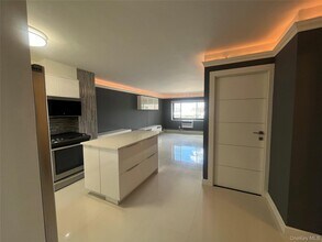 666 Pelham Rd in New Rochelle, NY - Building Photo - Building Photo