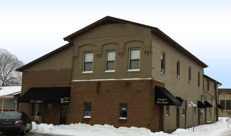 125 E Wall St in Worden, IL - Foto de edificio