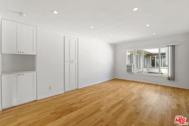 property at 1233 N Harper Ave