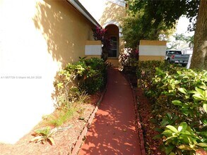 2851 River Run Cir W in Miramar, FL - Building Photo - Building Photo