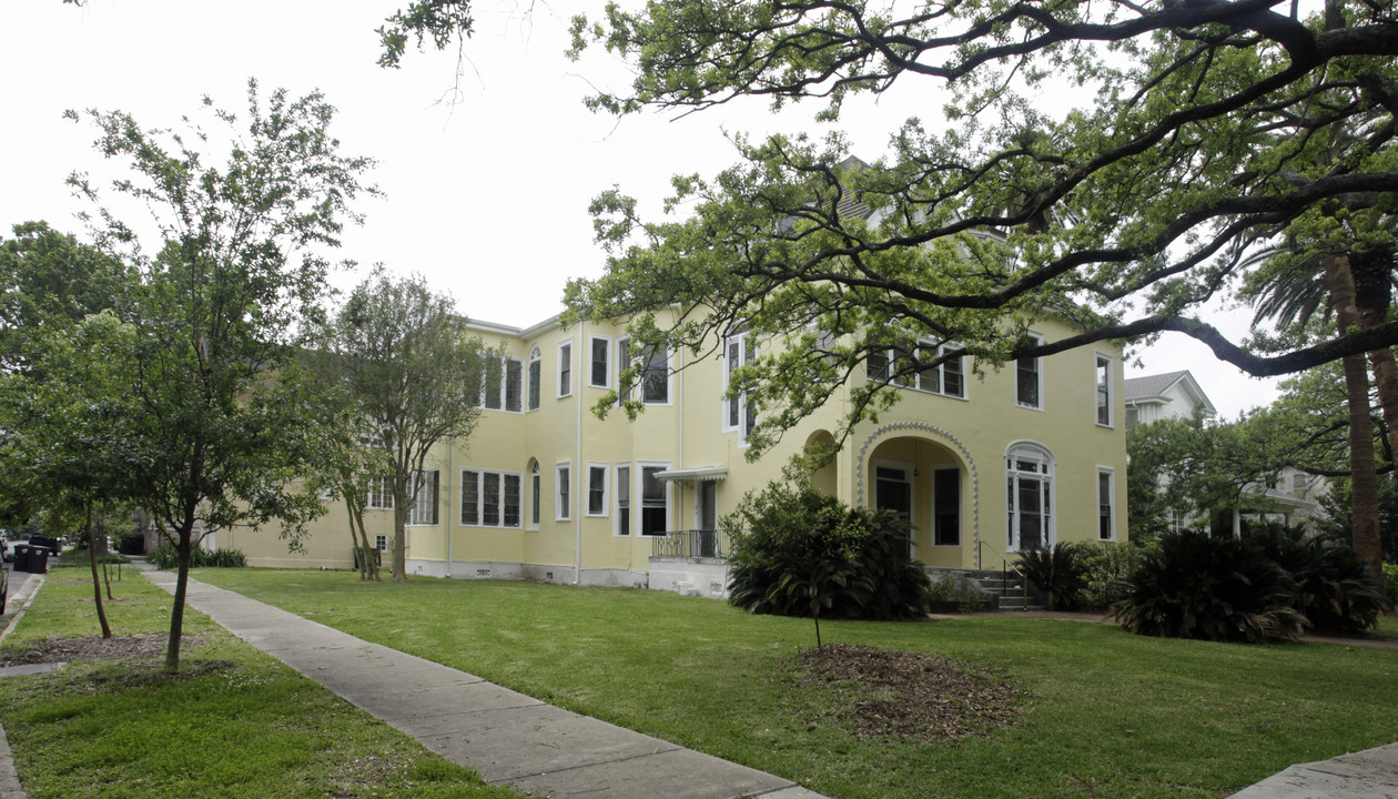 4706 St. Charles Ave in New Orleans, LA - Foto de edificio